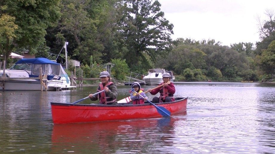 Famille participant à l’activité Humber en canot au parc Kings Mill, à Toronto. Photo : Office de protection de la nature de la région de Toronto