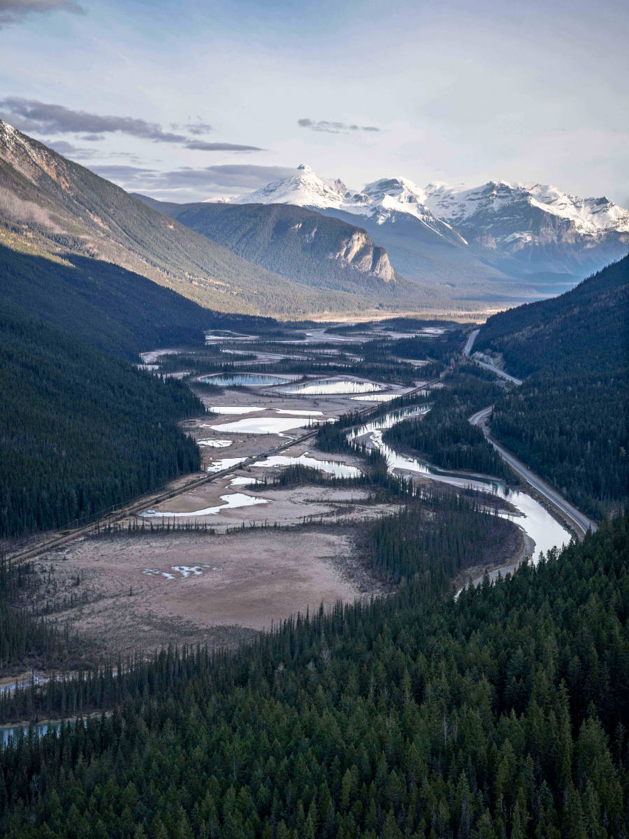 Vue aérienne de la plaine Ottertail entre les montagnes.