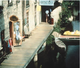 Image of a port with tourists and small boats on the Grand River, Ontario