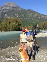 Président du CPT, Volker Michelfelder, sa femme et leur chien, près de la rivière Bella Coola 