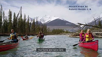 Des pagayeurs chantent l’Ô Canada sur le fleuve Fraser, en Colombie-Britannique.