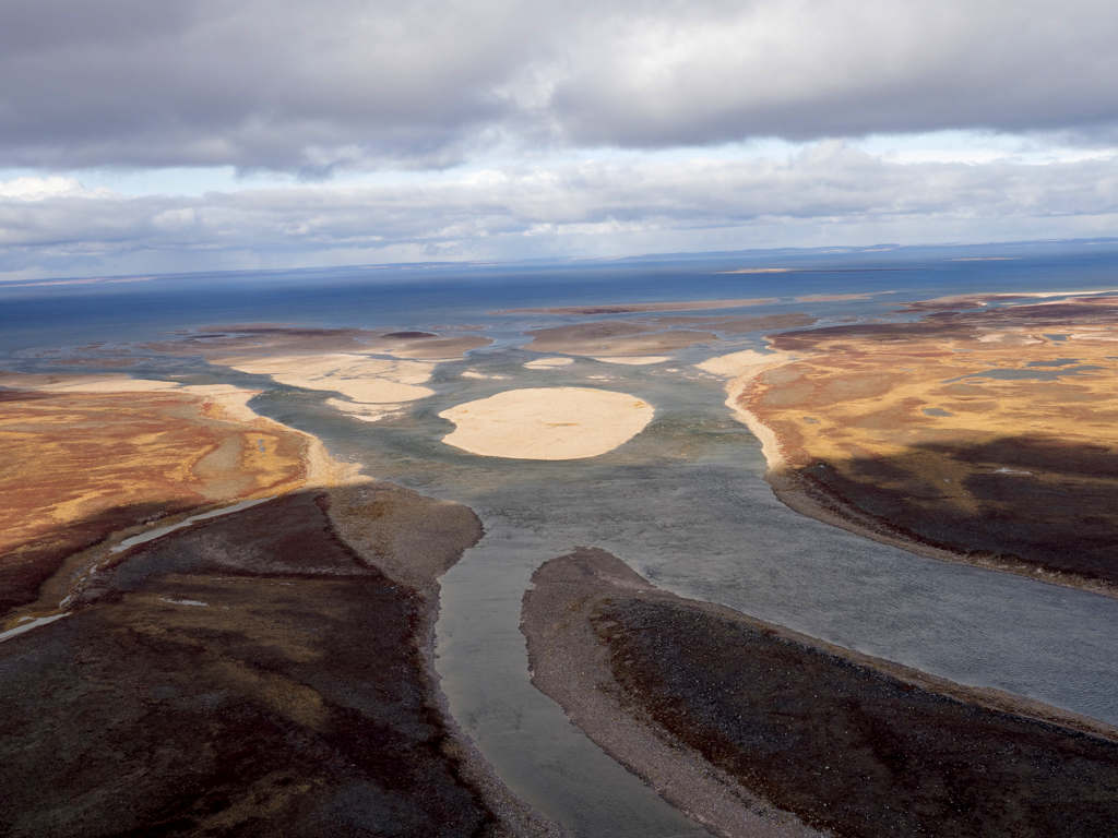 An aerial photo of the Kazan deltas, where the river meets Baker Lake. Large sand islands are visible at the mouth of the river.