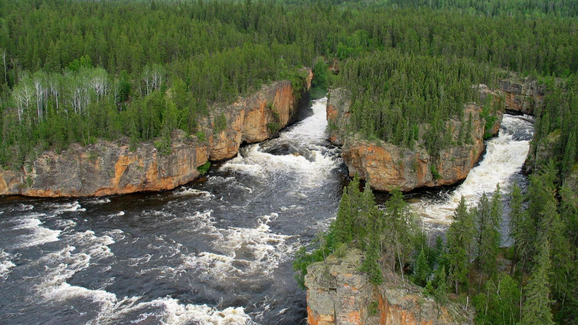 Vue aérienne des rapides du canyon Skull sur la rivière Clearwater.