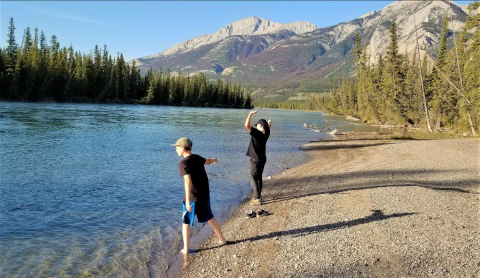 Ricochets sur la rivière Athabasca Photo: Grant Peregoodoff