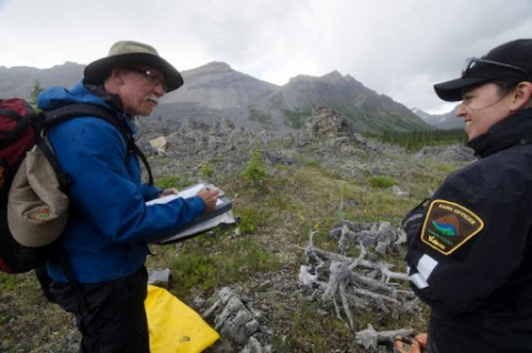Planificateur de parc, Brian Johnston et Park Ranger, Alice McCulley, effectuant une étude d'impact le long de la rivière Bonnet Plume