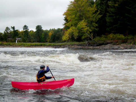 Kayakiste dans les nombreux rapides de la rivière des Outaouais