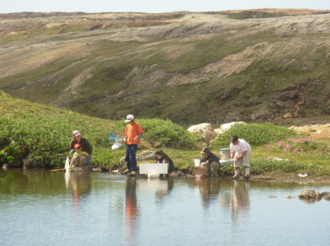 Des enfants participent à une course de bateaux artisanaux à Kimmirut, au Photo : Gouvernement du Nunavut