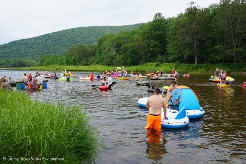 Un groupe descend tranquillement la rivière Margaree, en Nouvelle-Écosse.