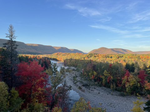 Vue de la rivière Margaree, en Nouvelle-Écosse, à l'automne. 