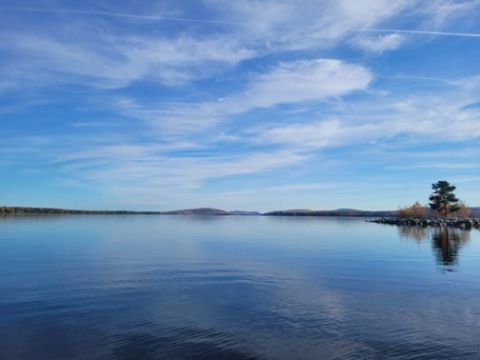 Une journée d'automne calme sur le lac East Grand, à la frontière entre le Nouveau-Brunswick et le Maine.