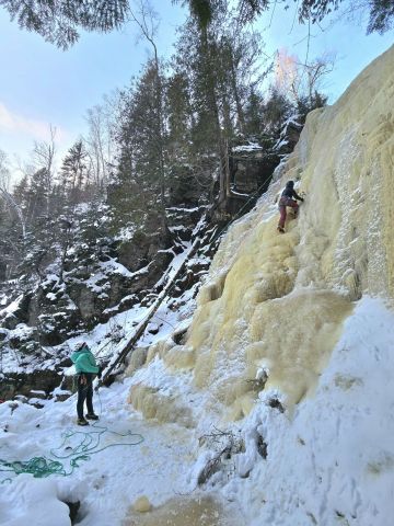 Escalade de «Plasticity» près de la rivière Pigeon, au début de la Boundary Waters / Voyageur Waterway.
