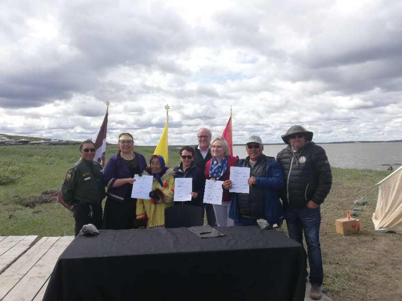 Cérémonie de signature pour l'entente sur les répercussions et les avantages pour les Inuits (ERAI) concernant les rivières du patrimoine canadien au Nunavut. Photo: Kevin Methuen