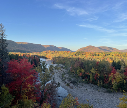 Vue de la rivière Margaree, en Nouvelle-Écosse, à l'automne. 