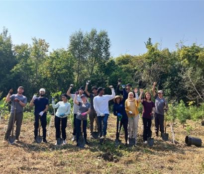 Les membres du conseil des jeunes ont planté plus de 200 arbres et arbustes dans une zone tampon riveraine afin d'embellir et de protéger une partie du bassin versant de la rivière Humber.