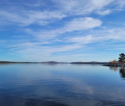 Une journée d'automne calme sur le lac East Grand, à la frontière entre le Nouveau-Brunswick et le Maine.