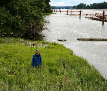 Mark Angelo, président du Conseil des loisirs de plein air de la Colombie-Britannique, près d'un tronçon du cours inférieur du fleuve Fraser. Le cœur du Fraser est considéré comme l'un des cours d'eau les plus menacés de la Colombie-Britannique en 2025.