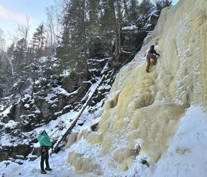Escalade de «Plasticity» près de la rivière Pigeon, au début de la Boundary Waters / Voyageur Waterway.