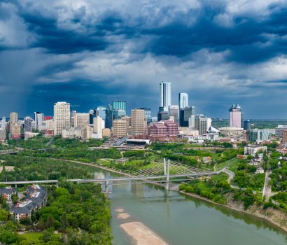 Vue aérienne par drone de la rivière Saskatchewan Nord traversant la ville d’Edmonton lors d’une journée de tempête. 