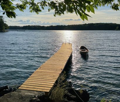 L’eau scintille autour d’un esquif du Saint-Laurent amarré à un quai de l’île Grenadier. 