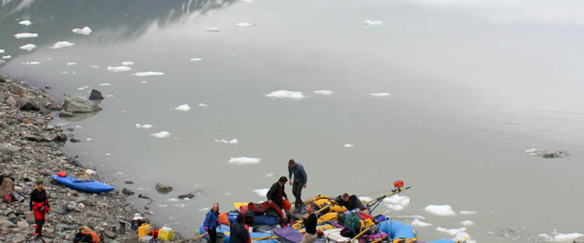 Un groupe de pagayeurs s’apprête à quitter le rivage rocheux pour découvrir les eaux glacées du lac Lowell qui fait partie du RRPC de la rivière Alsek