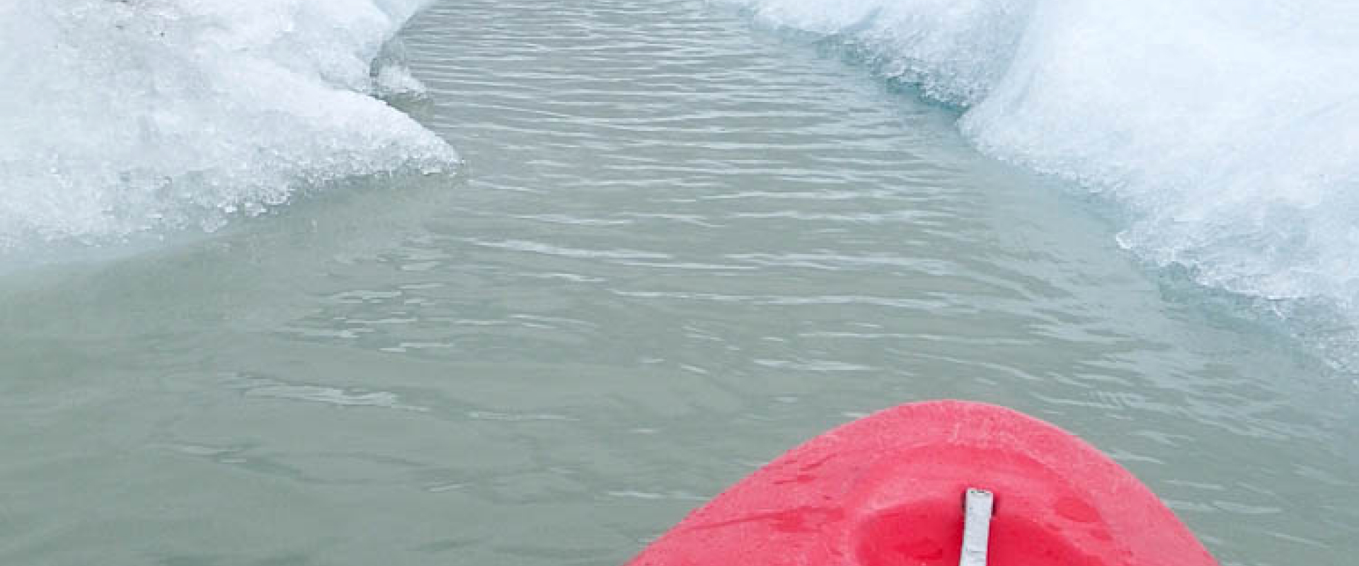 Kayak rouge et radeaux de glace qui flottent sur le lac Lowell qui fait partie du RRPC de la rivière Alsek