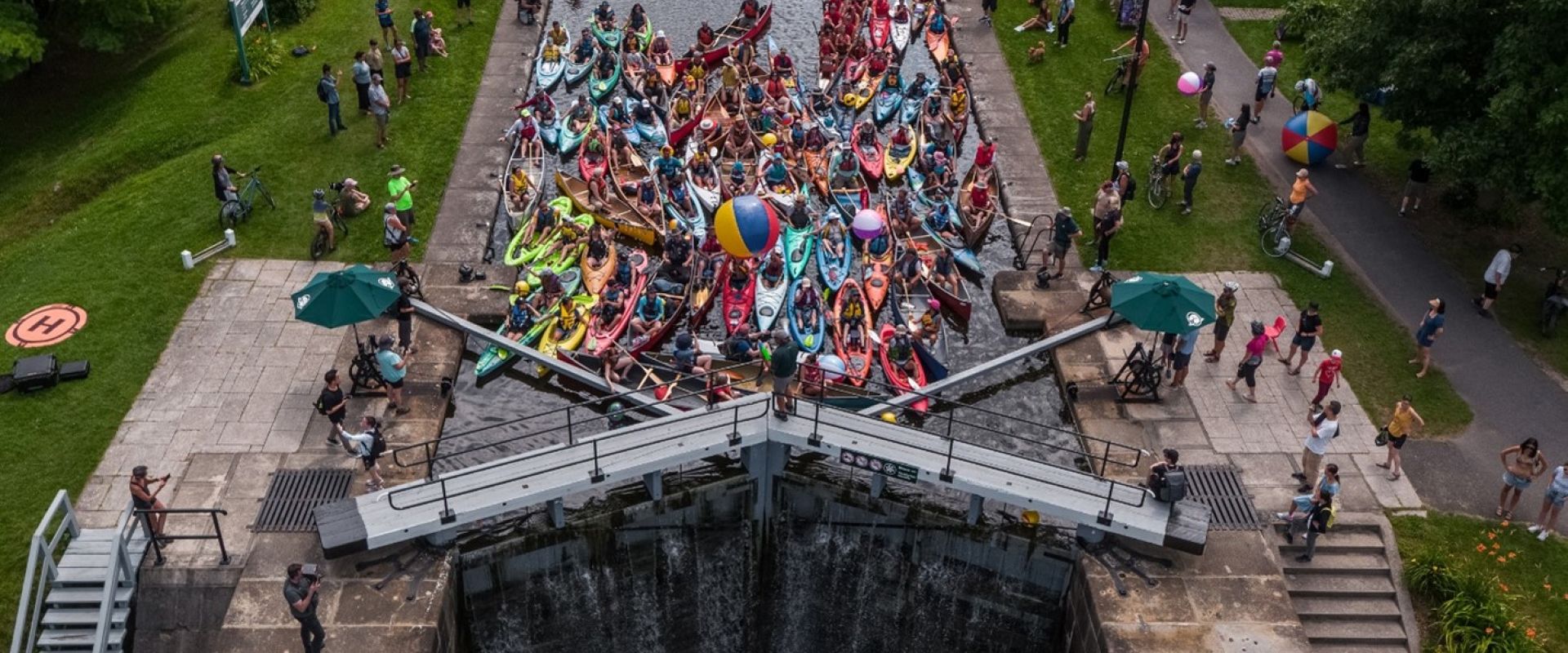 Une foule éclair de pagayeurs se rassemble au poste d'éclusage de Hartwells pour la première activité d'éclusage et de pagayage sur le canal Rideau, en juillet 2024.