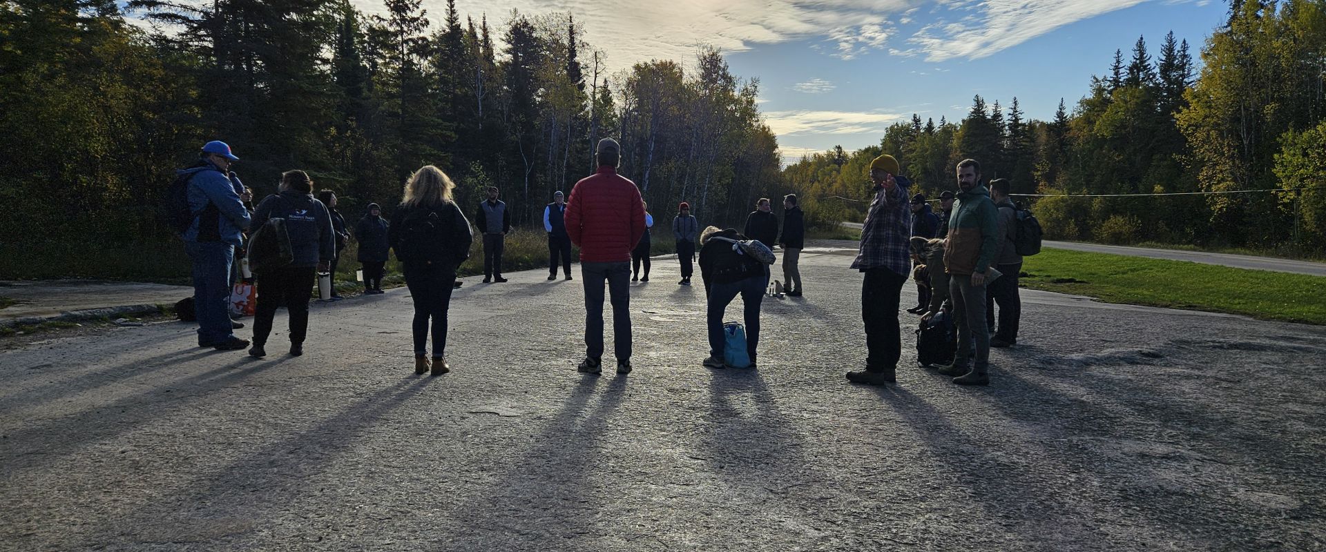 Participants formant un cercle sur le site des pétroformes de Bannock Point.