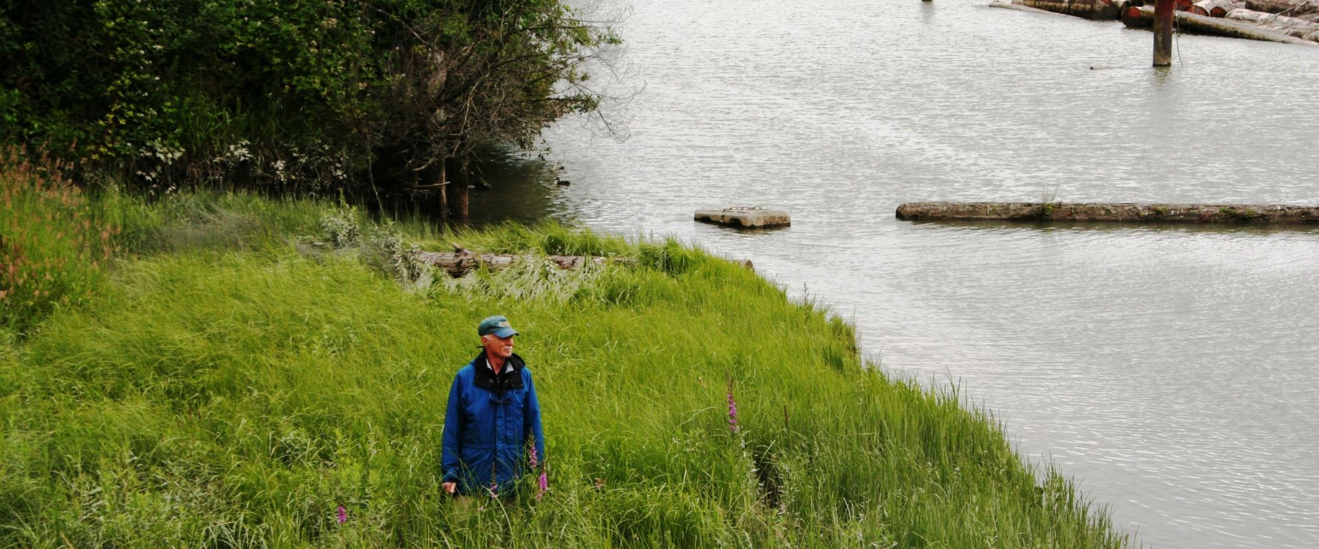 Mark Angelo, président du Conseil des loisirs de plein air de la Colombie-Britannique, près d'un tronçon du cours inférieur du fleuve Fraser. Le cœur du Fraser est considéré comme l'un des cours d'eau les plus menacés de la Colombie-Britannique en 2025.