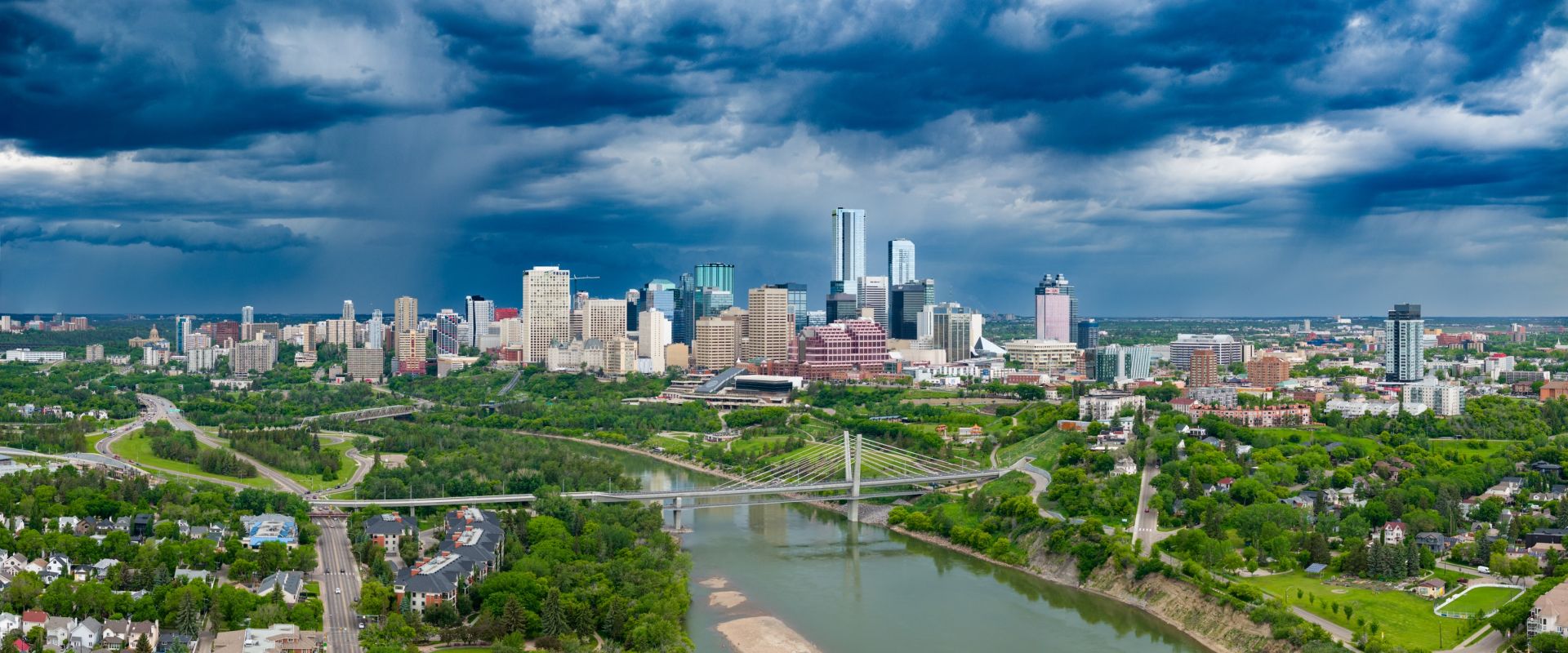 Vue aérienne par drone de la rivière Saskatchewan Nord traversant la ville d’Edmonton lors d’une journée de tempête. 
